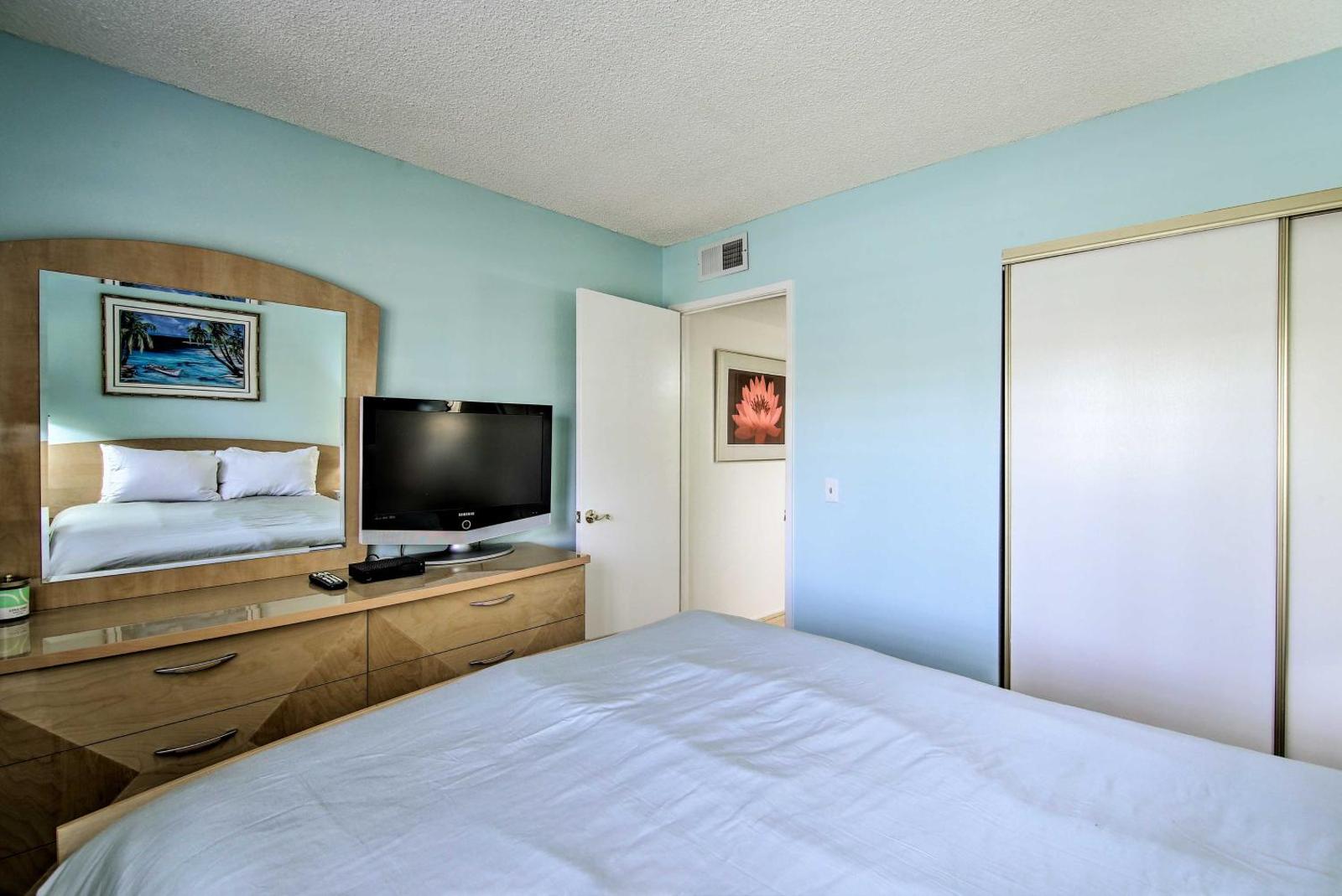 NEW-Palm Springs Condo w/ Pool Access~1 Mi to Golf Main image 1
